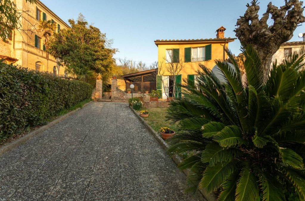 TERRATETTO CON GIARDINO IN STRADA DEI TUFI