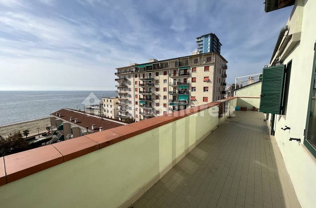 FOLLONICA CENTRO, CON TERRAZZO PANORAMICO E ASCENSORE